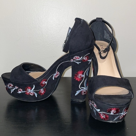 JustFab Lawren High Heel Sandals. Size 8. Chunky heel. Floral design. - Picture 8 of 14